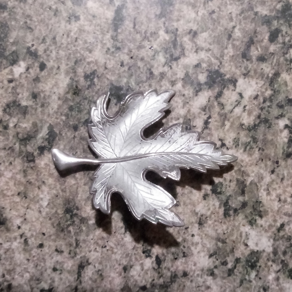 Leaf brooch